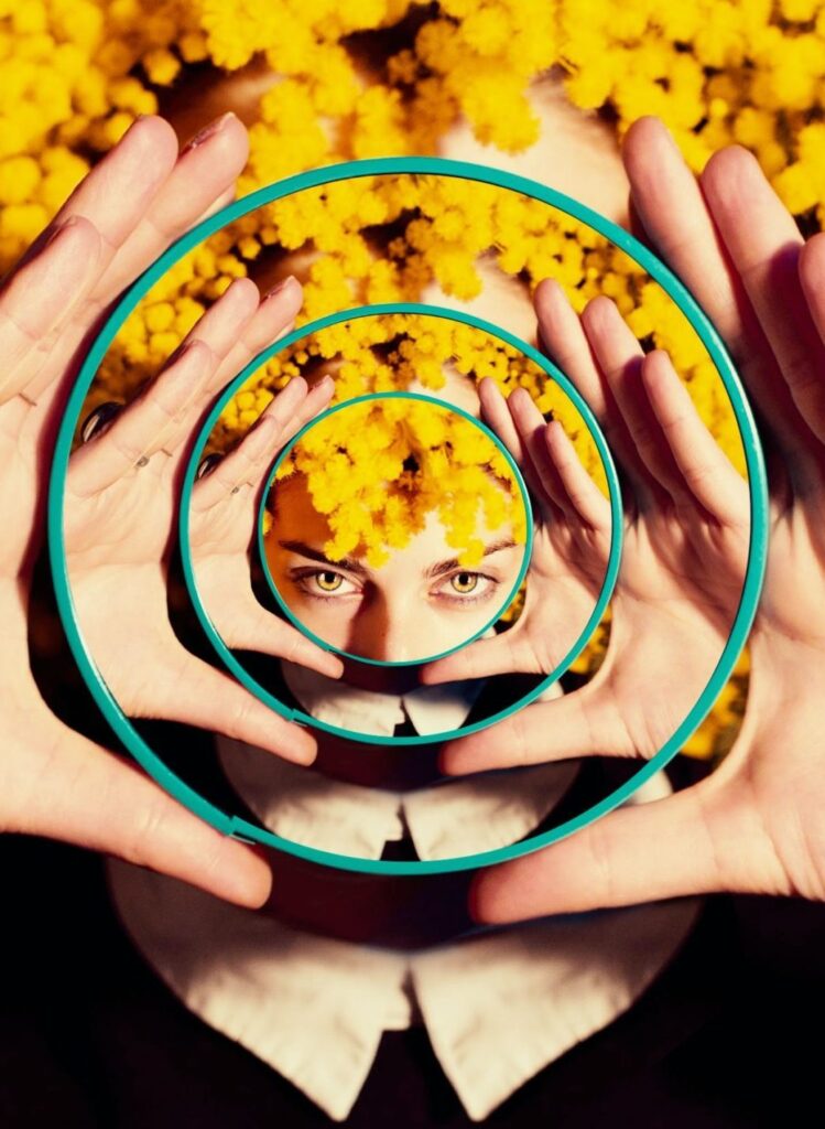 Une femme regarde au télescope les couches de son être. Côté observateur le kaléidoscope indique l'etat modifié de conscience