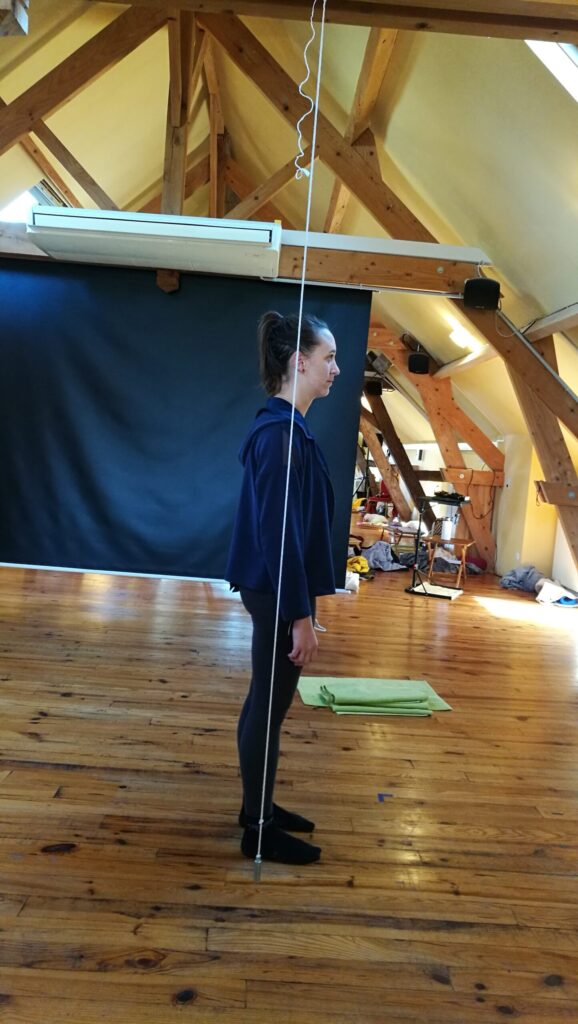 Dans la posture de la montagne tadasana mesure de l'aplomb avec fil à plomb