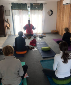 Photo d'un atelier de yoga et voyage sonore, avec des chants en kirtan (bhakti yoga)