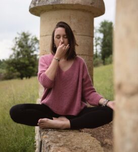 Photo d'une femme en train de pratique le nadi sodana ou anuloma viloma technique de pranayama