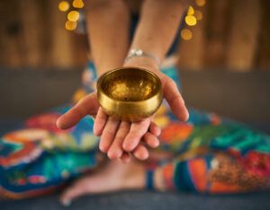 Focus sur un bol chantant utilisé durant un cours de yoga