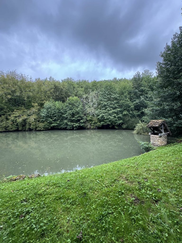 Vue d'un lac et d'un puit lors d'une randonnée du séjour yoga