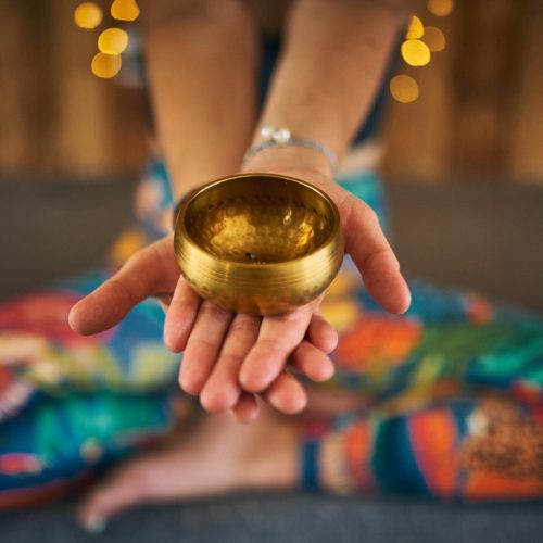 Focus sur un bol chantant utilisé durant un cours de yoga